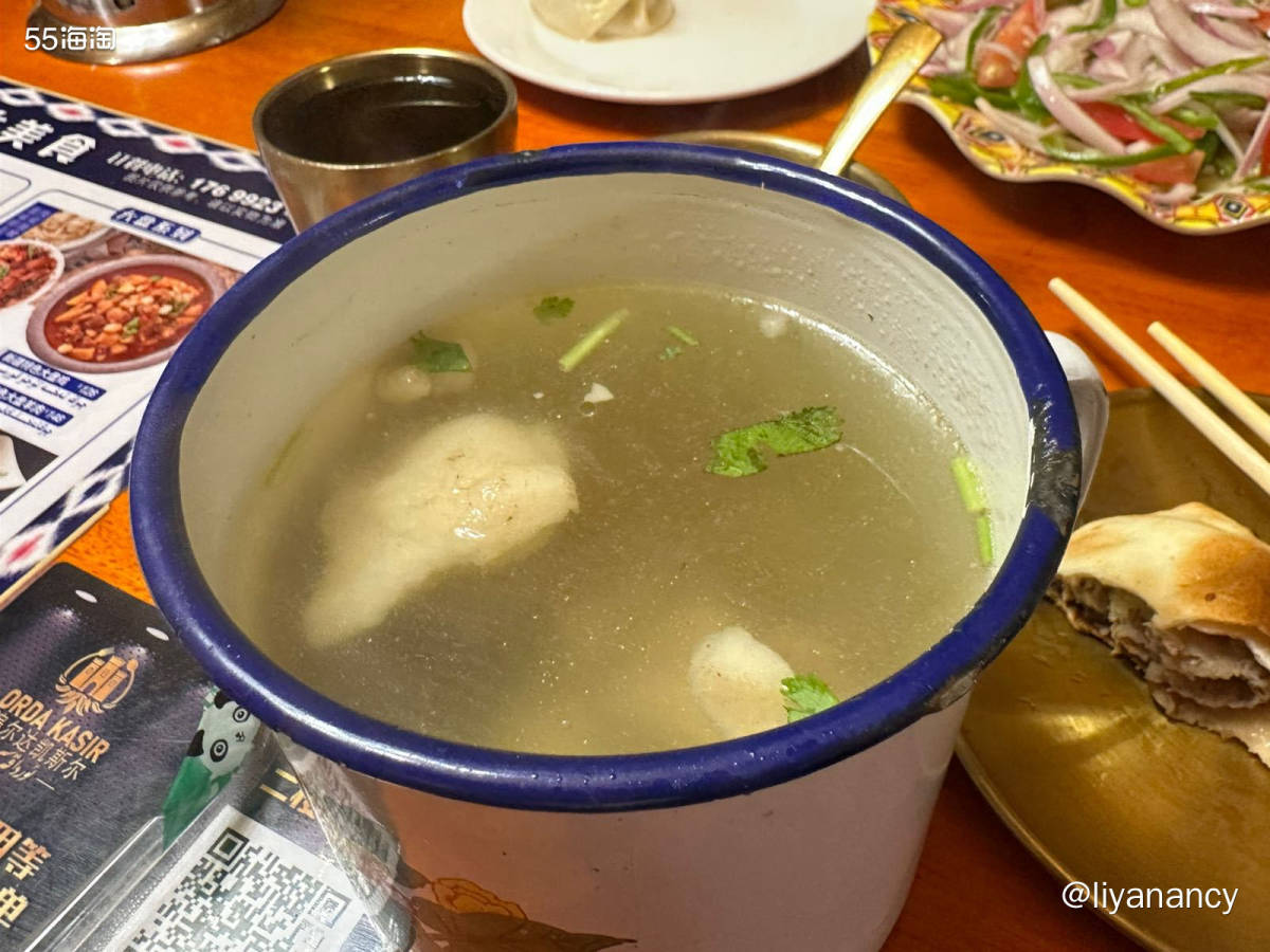 离开巴音布鲁克景区就过来吃饭了，很冷点了缸子肉，蛮好吃的，里