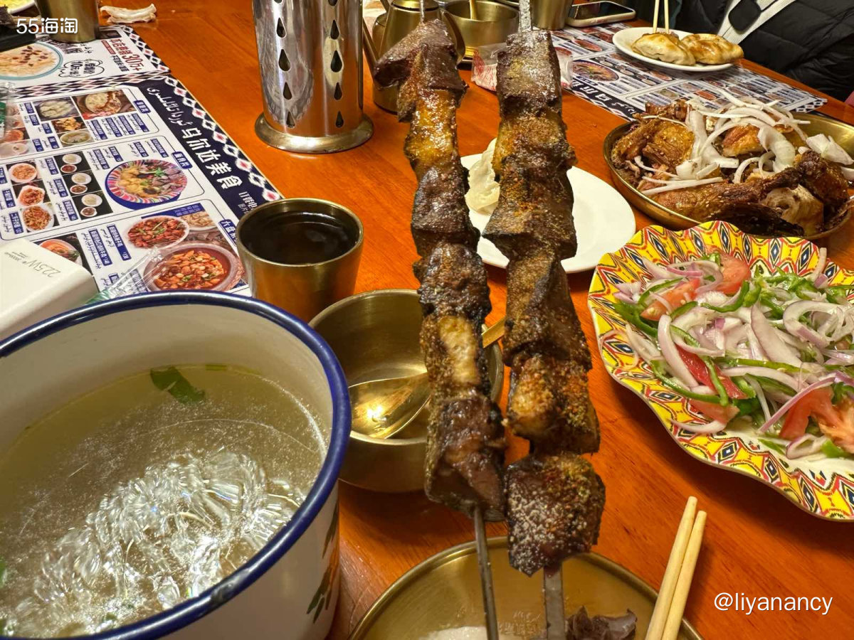 离开巴音布鲁克景区就过来吃饭了，很冷点了缸子肉，蛮好吃的，里