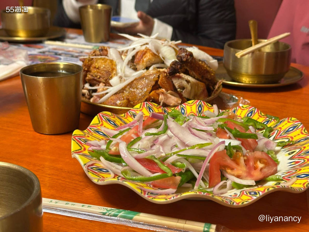 离开巴音布鲁克景区就过来吃饭了，很冷点了缸子肉，蛮好吃的，里