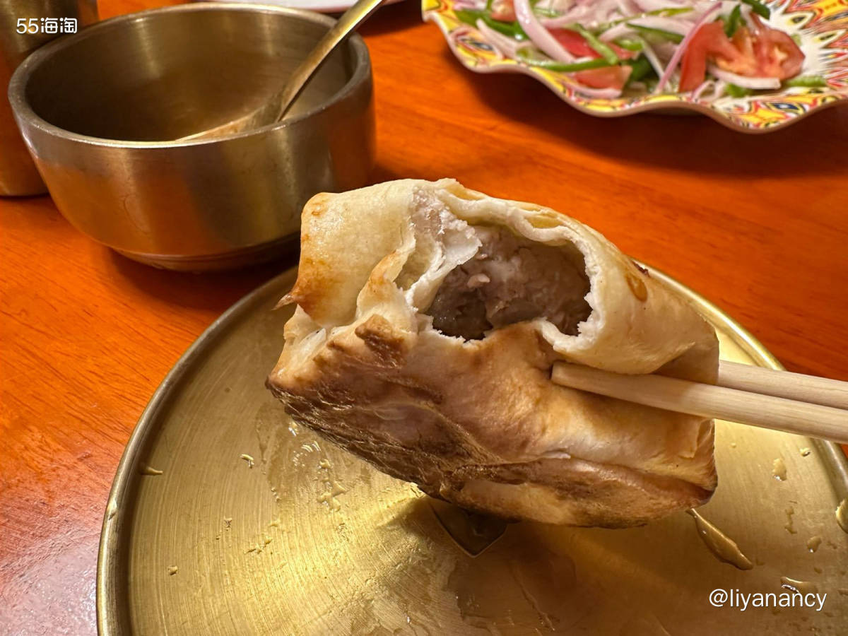 离开巴音布鲁克景区就过来吃饭了，很冷点了缸子肉，蛮好吃的，里