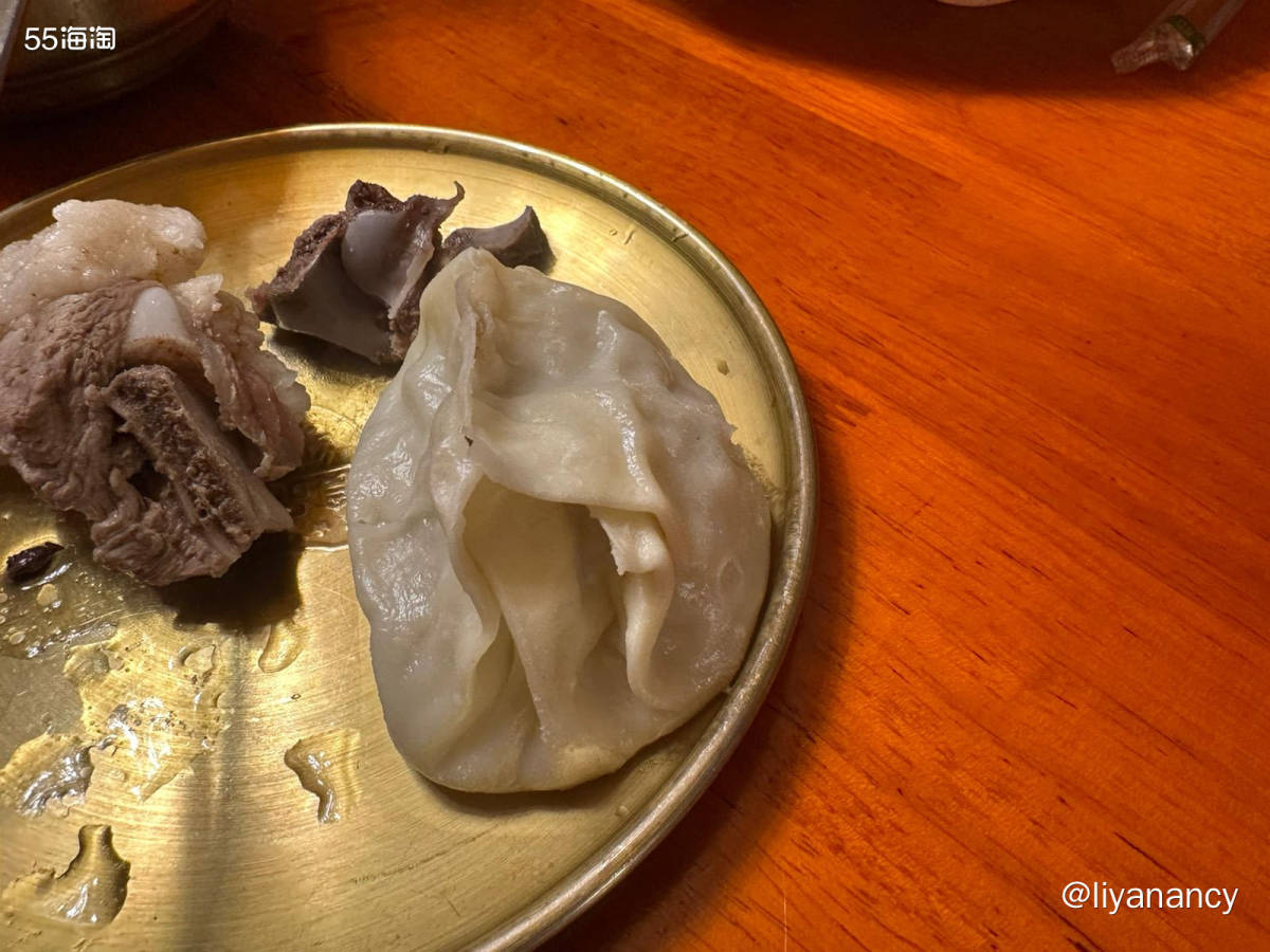 离开巴音布鲁克景区就过来吃饭了，很冷点了缸子肉，蛮好吃的，里