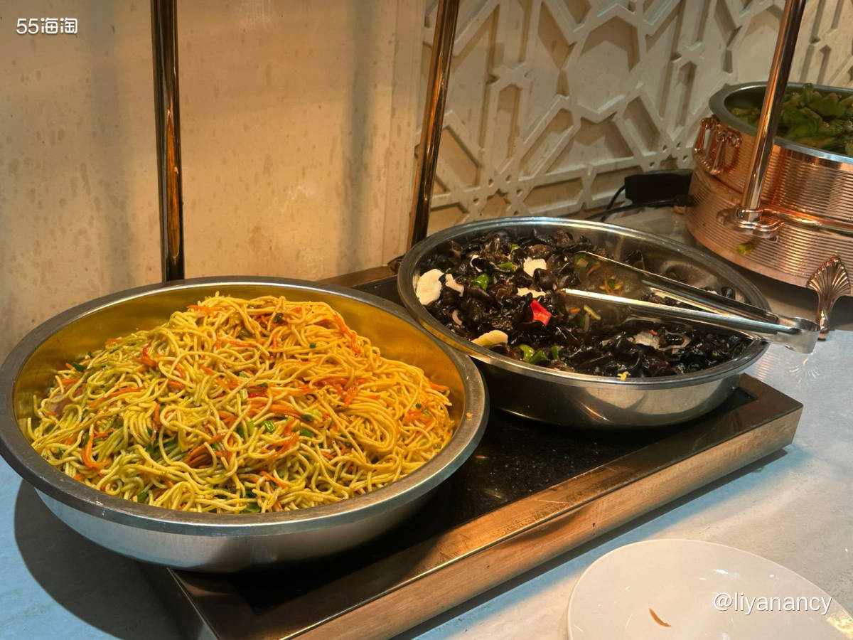 离开巴音布鲁克景区就过来吃饭了，很冷点了缸子肉，蛮好吃的，里