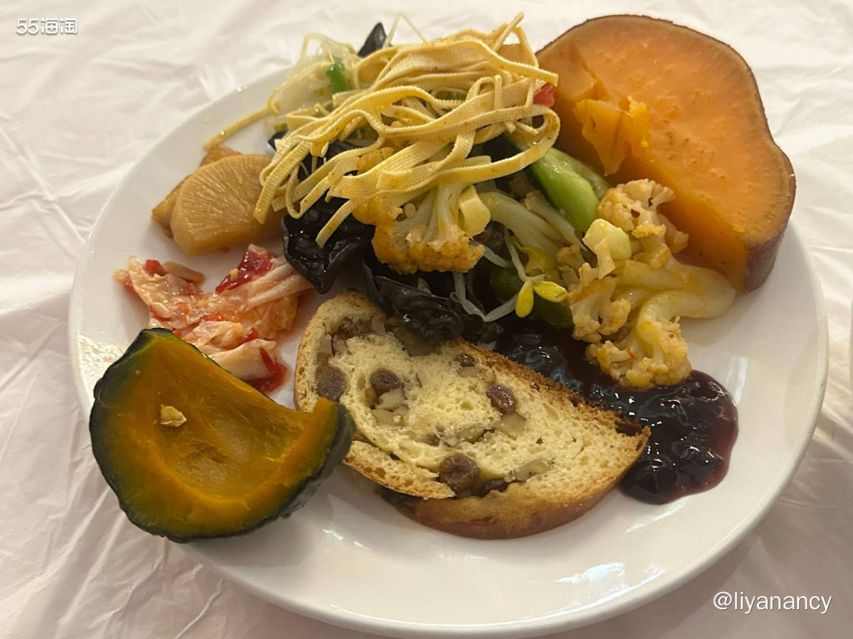 离开巴音布鲁克景区就过来吃饭了，很冷点了缸子肉，蛮好吃的，里