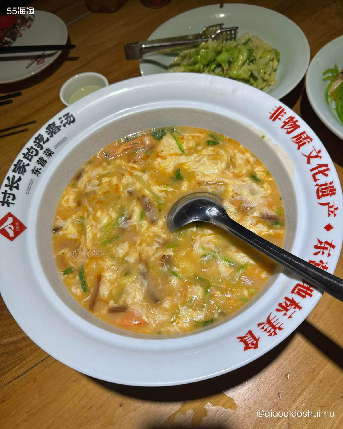 据说这家店排队超久的，我们来的早，不到五点就到啦，直接坐下。