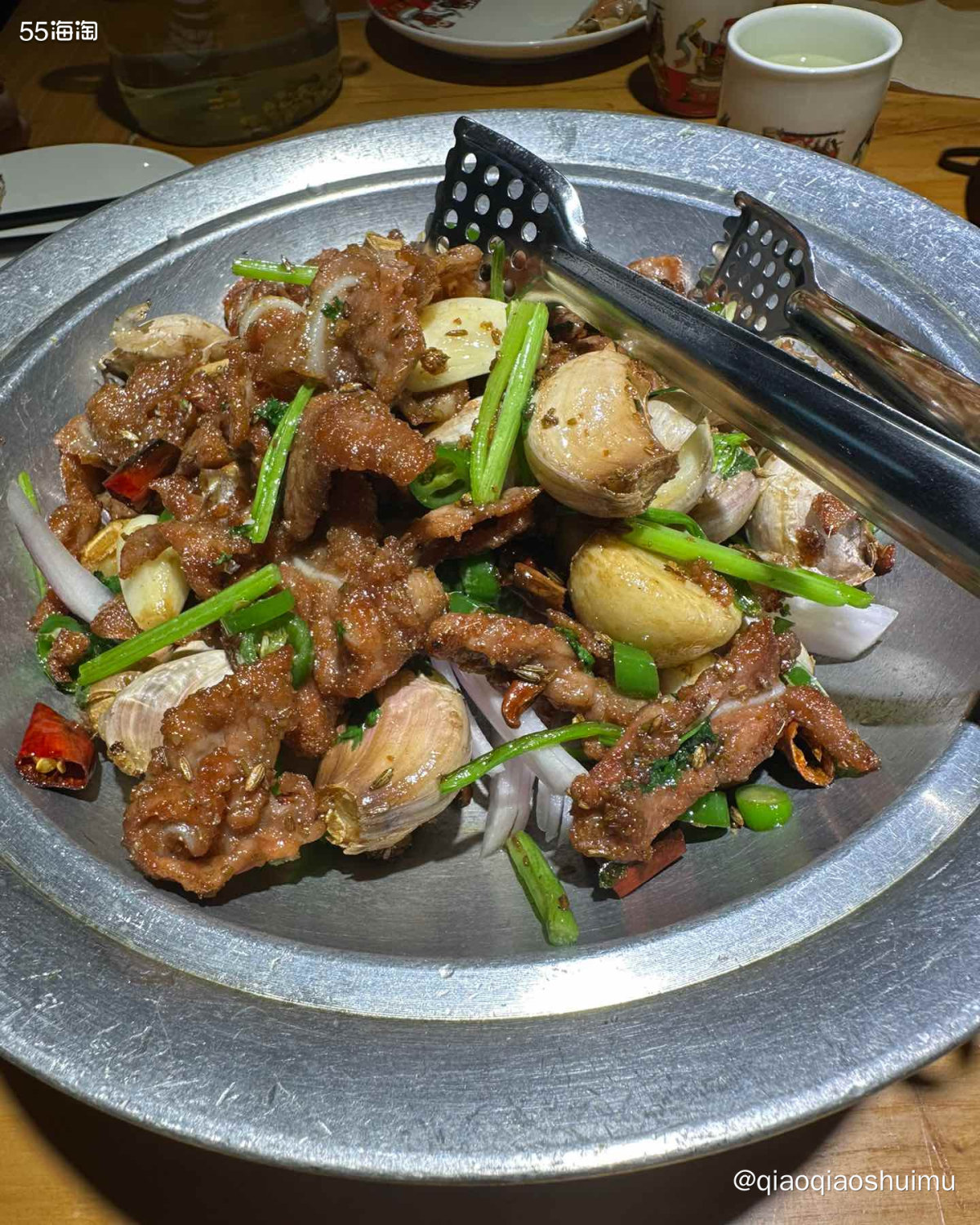 据说这家店排队超久的，我们来的早，不到五点就到啦，直接坐下。