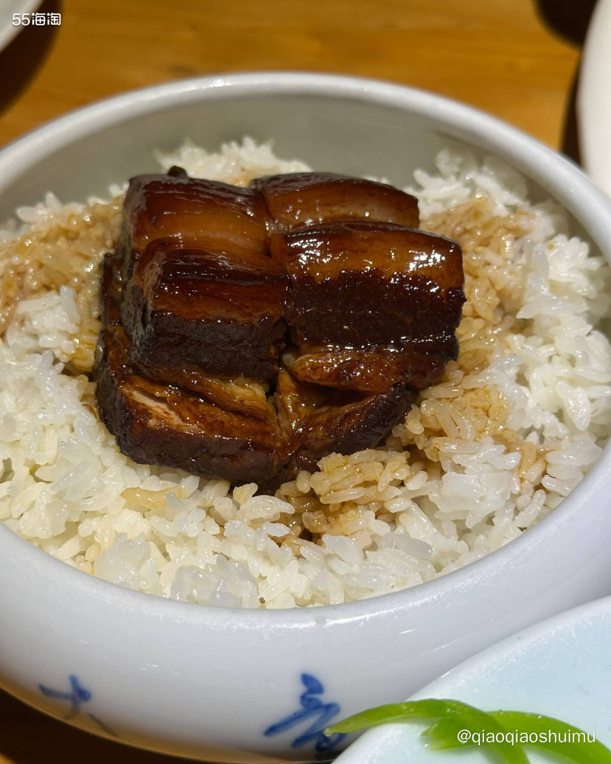 据说这家店排队超久的，我们来的早，不到五点就到啦，直接坐下。