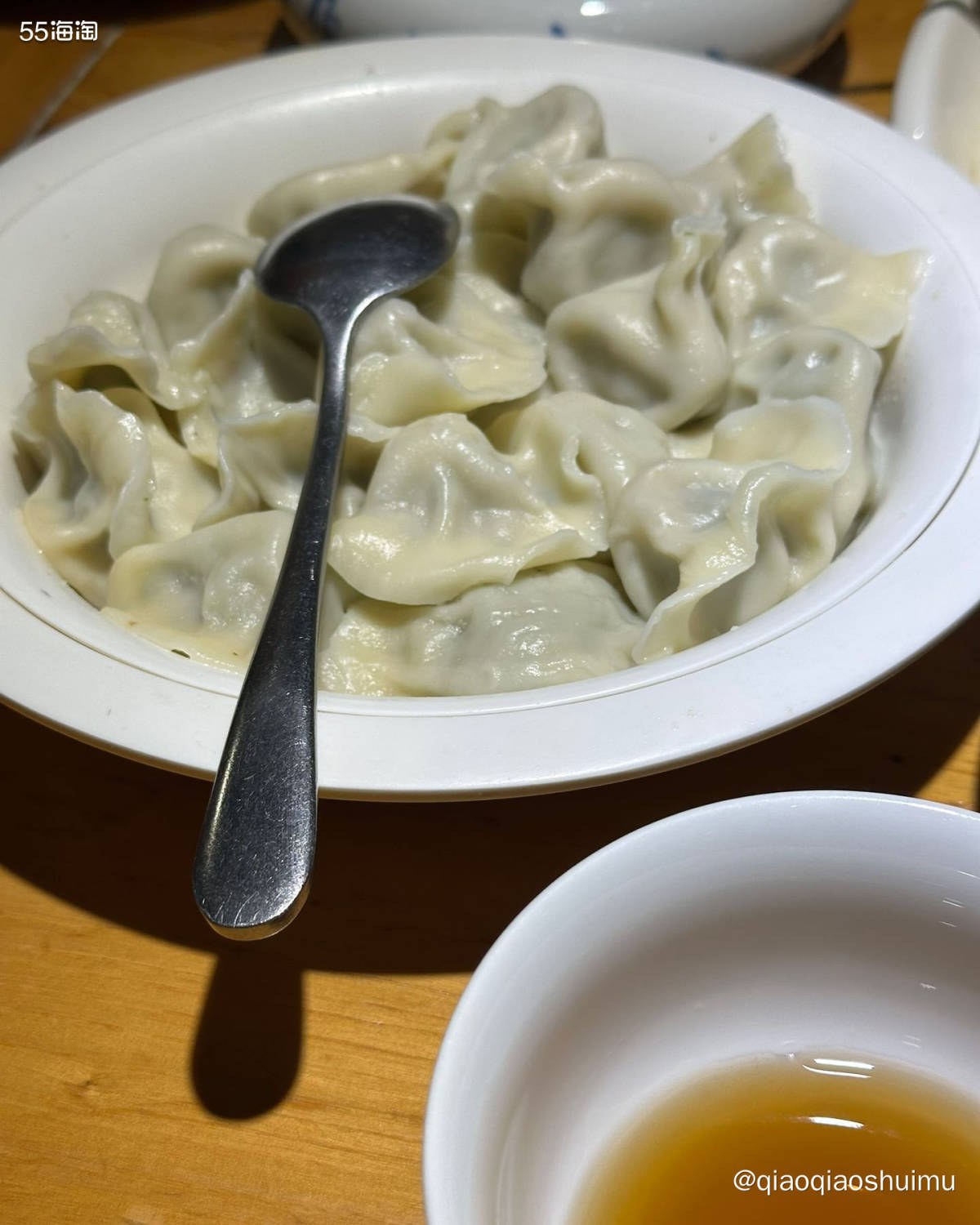 据说这家店排队超久的，我们来的早，不到五点就到啦，直接坐下。