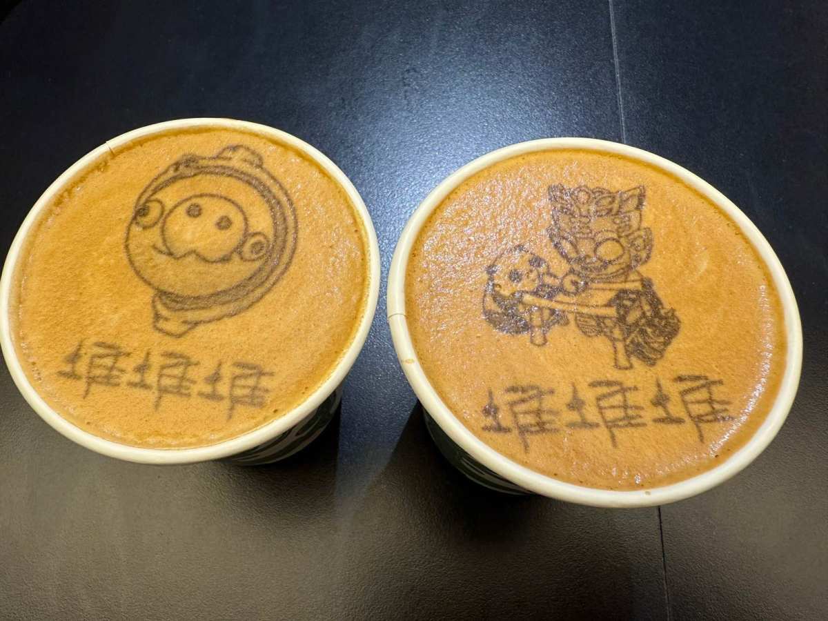 ☕️去三星堆博物馆路上，看到边上有咖啡店“堆堆堆”，里面有一