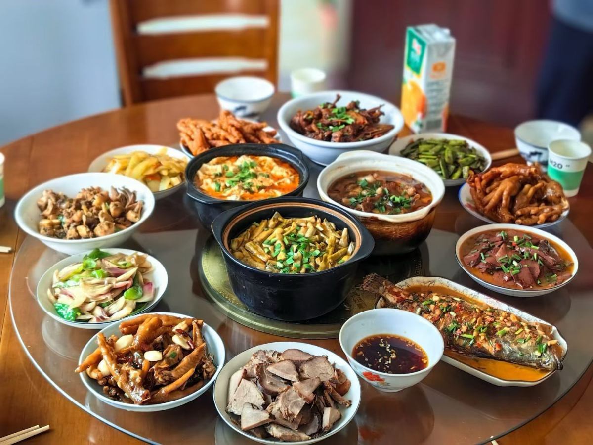 🧡今天，受朋友邀请来他们家吃饭，她烧了满满一桌子的美味，堪