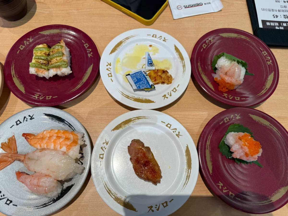 🍣今天跟朋友约了来吃寿司郎，平时路过总看见排长队，特地挑了