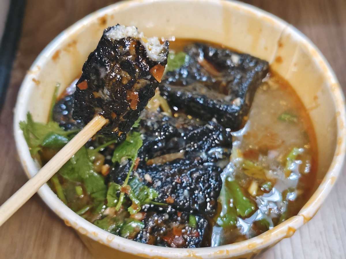 这是我家小姑娘点的夸父家炸串，酸辣粉和臭豆腐。他家的酸辣粉和