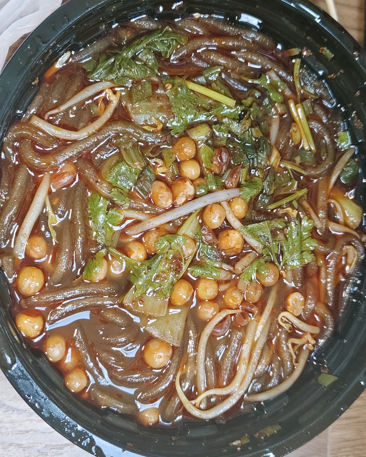 这是我家小姑娘点的夸父家炸串，酸辣粉和臭豆腐。他家的酸辣粉和