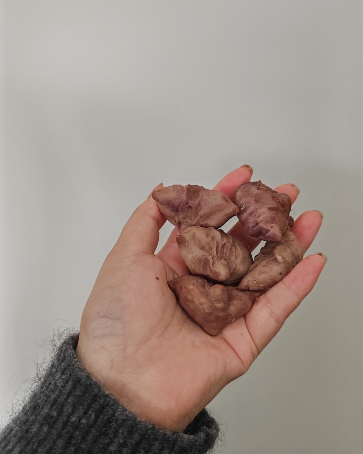 每年这个时候都是菱角大量上市的时候，这时候菜市场或者是很多地