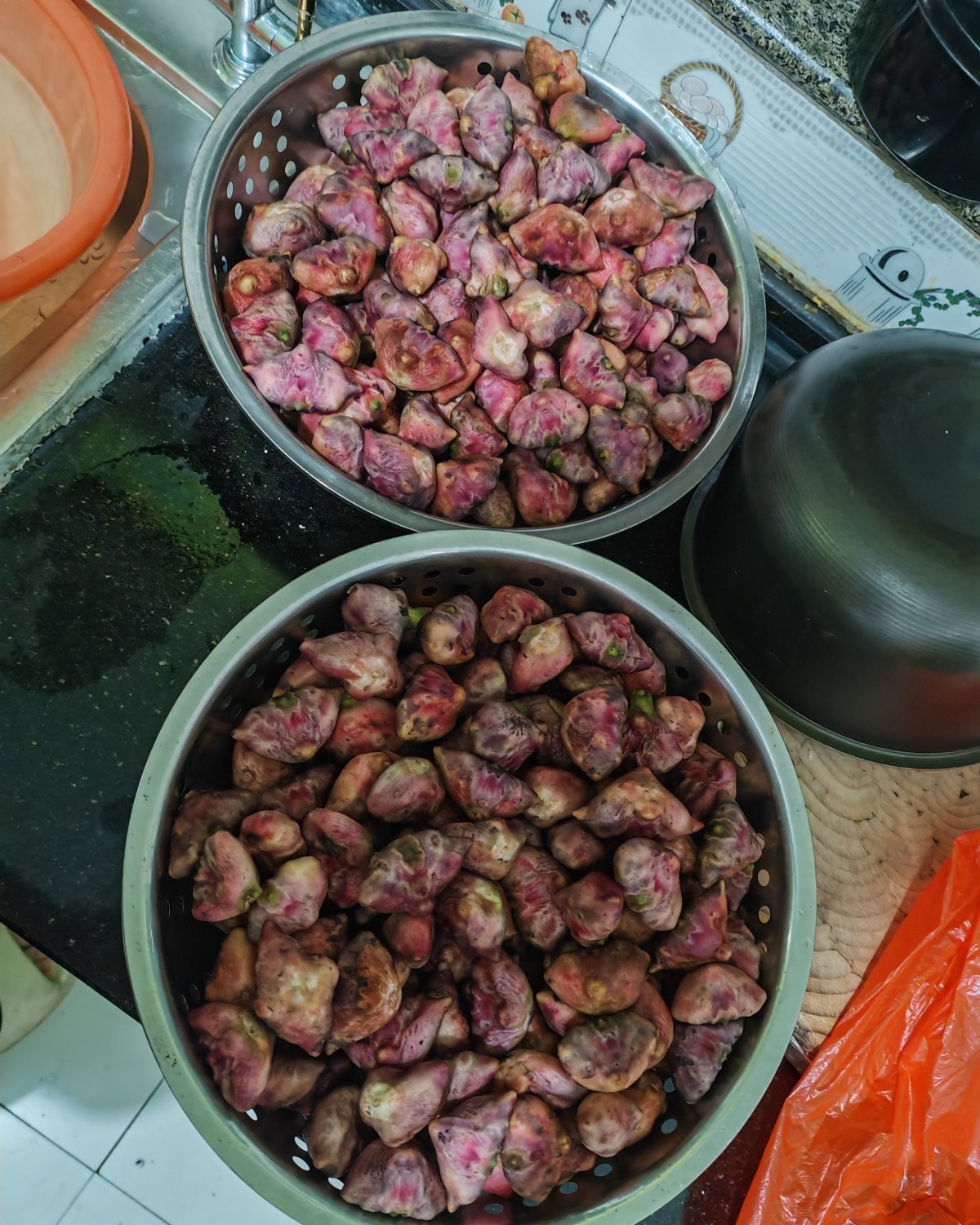 每年这个时候都是菱角大量上市的时候，这时候菜市场或者是很多地