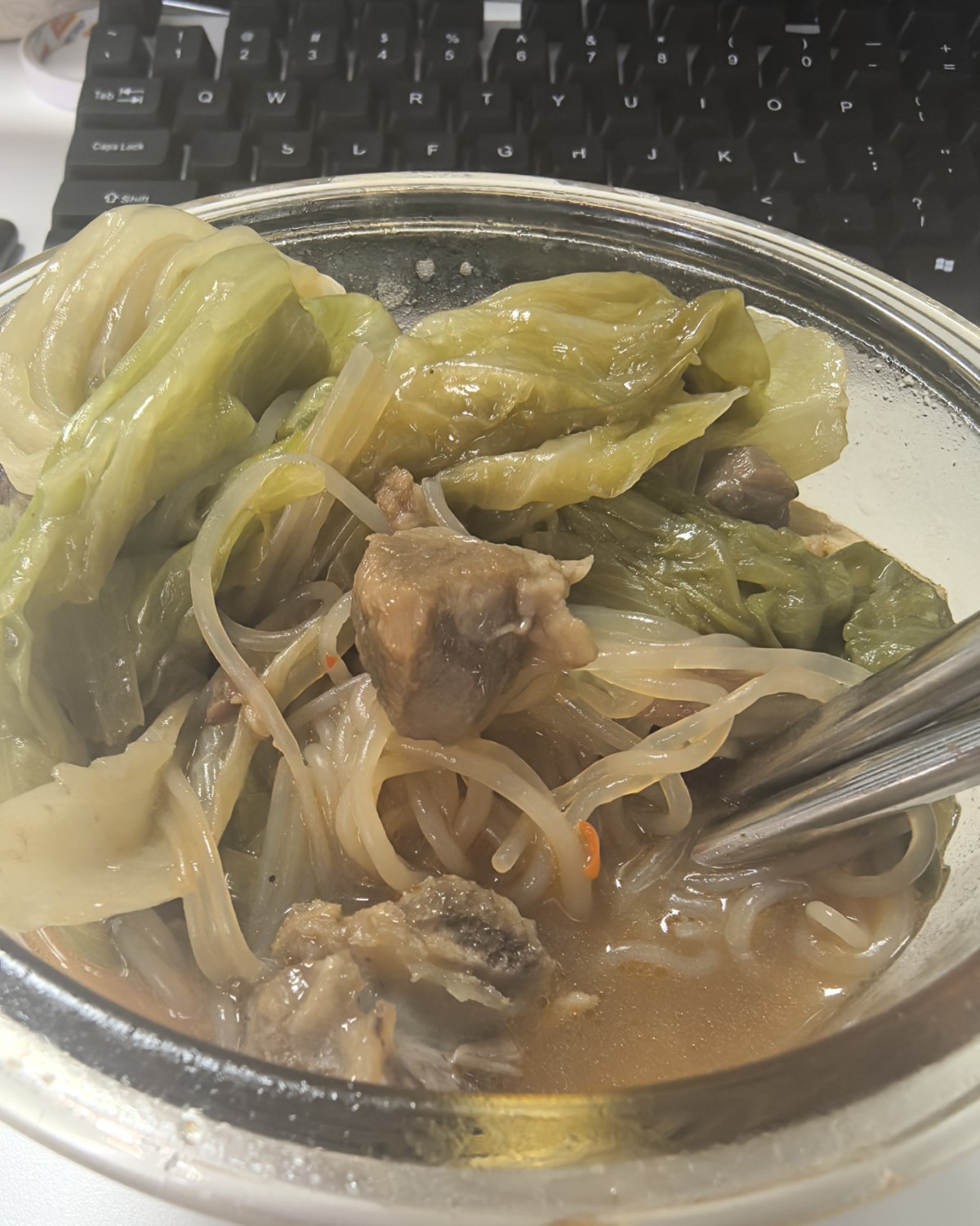 说是水煮菜，我感觉我们调料蛮丰富的。 汤底是卤了鸡腿肉的汤，