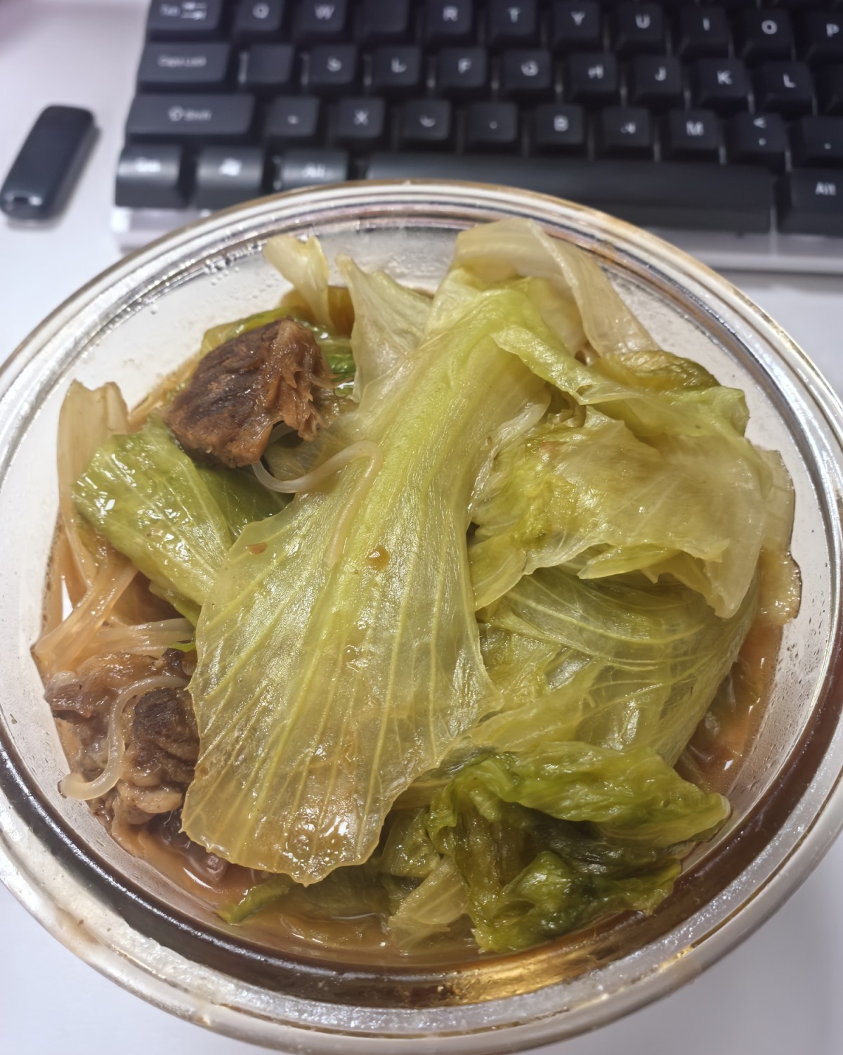 说是水煮菜，我感觉我们调料蛮丰富的。 汤底是卤了鸡腿肉的汤，