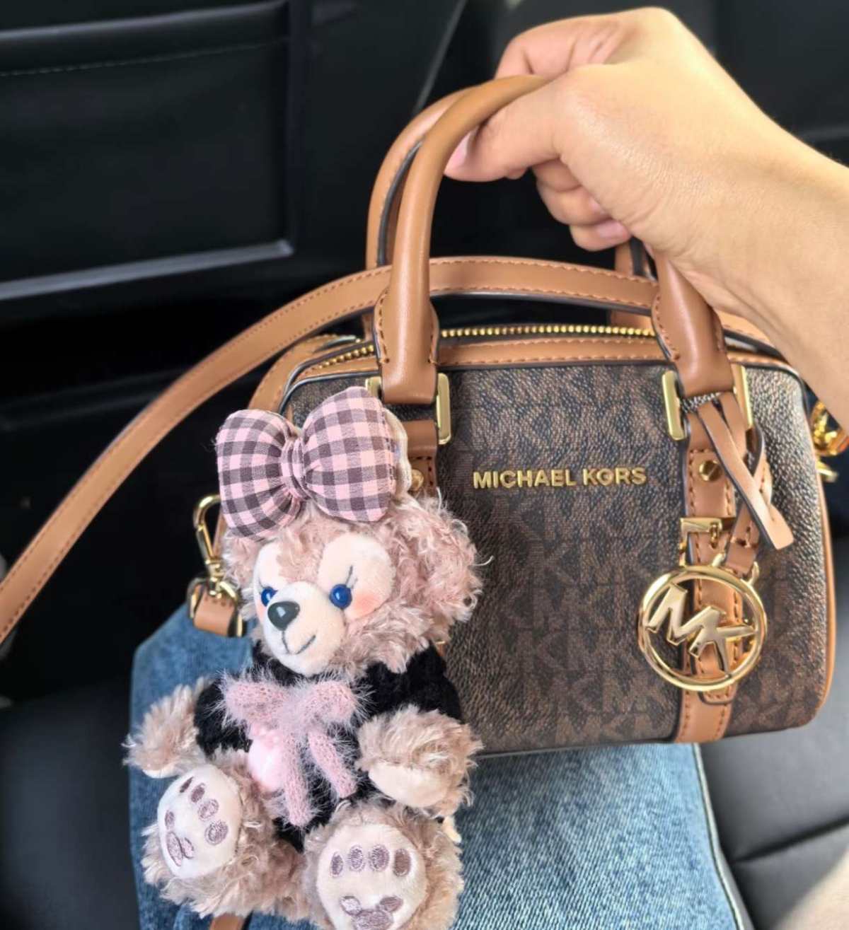 黑五很多姐妹都会去买包包犒劳自己，很多轻奢的包包就很适合，价