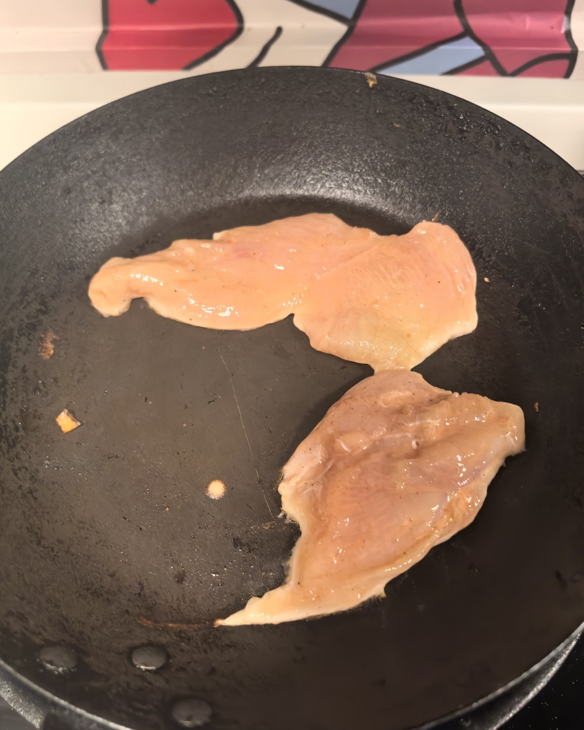 周末买的鸡胸肉，还剩3块。 就把它片成片腌起来做超嫩鸡排。 