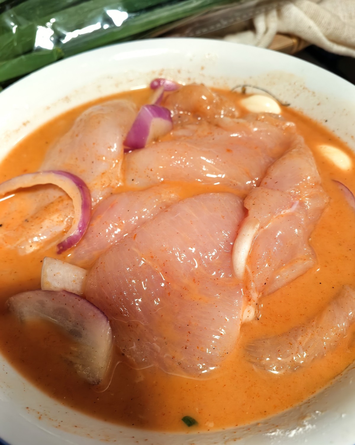 周末买的鸡胸肉，还剩3块。 就把它片成片腌起来做超嫩鸡排。 