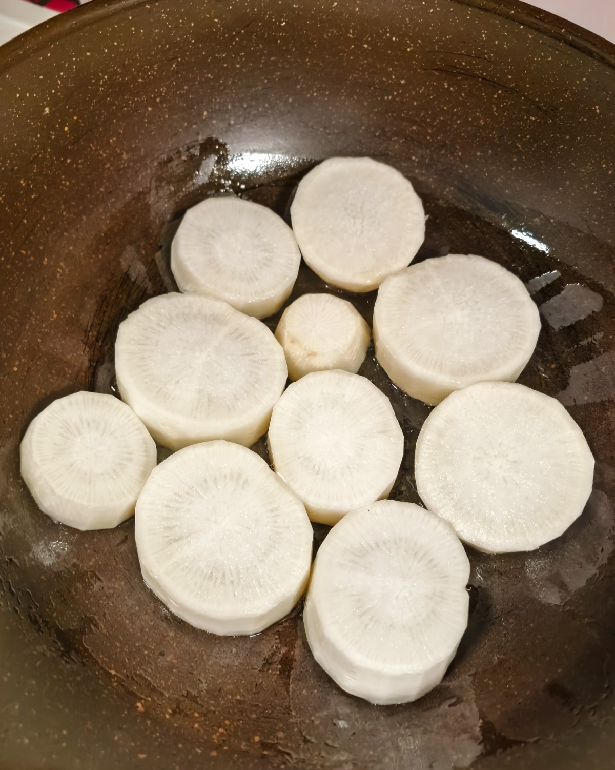 俗话说冬吃萝卜，夏吃姜。 冬天的萝卜还是比较好吃的， 虽然我