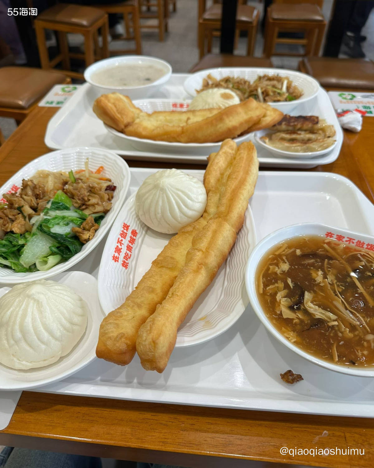 连续两周的周六早上，队友都带娃去操场打会儿球，然后我跟他们汇