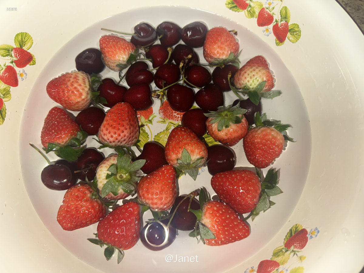 周末在家看电视，无聊买点水果吃吃，看到盒马上都有车厘子了，一