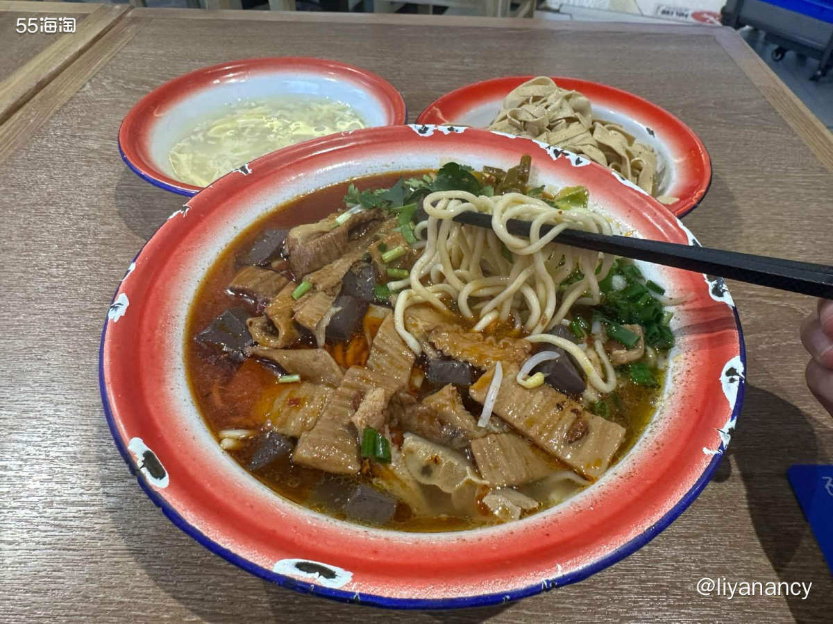 又来襄阳来了吃饭了，套餐很划算，一个牛杂面，一个卤豆皮，一个