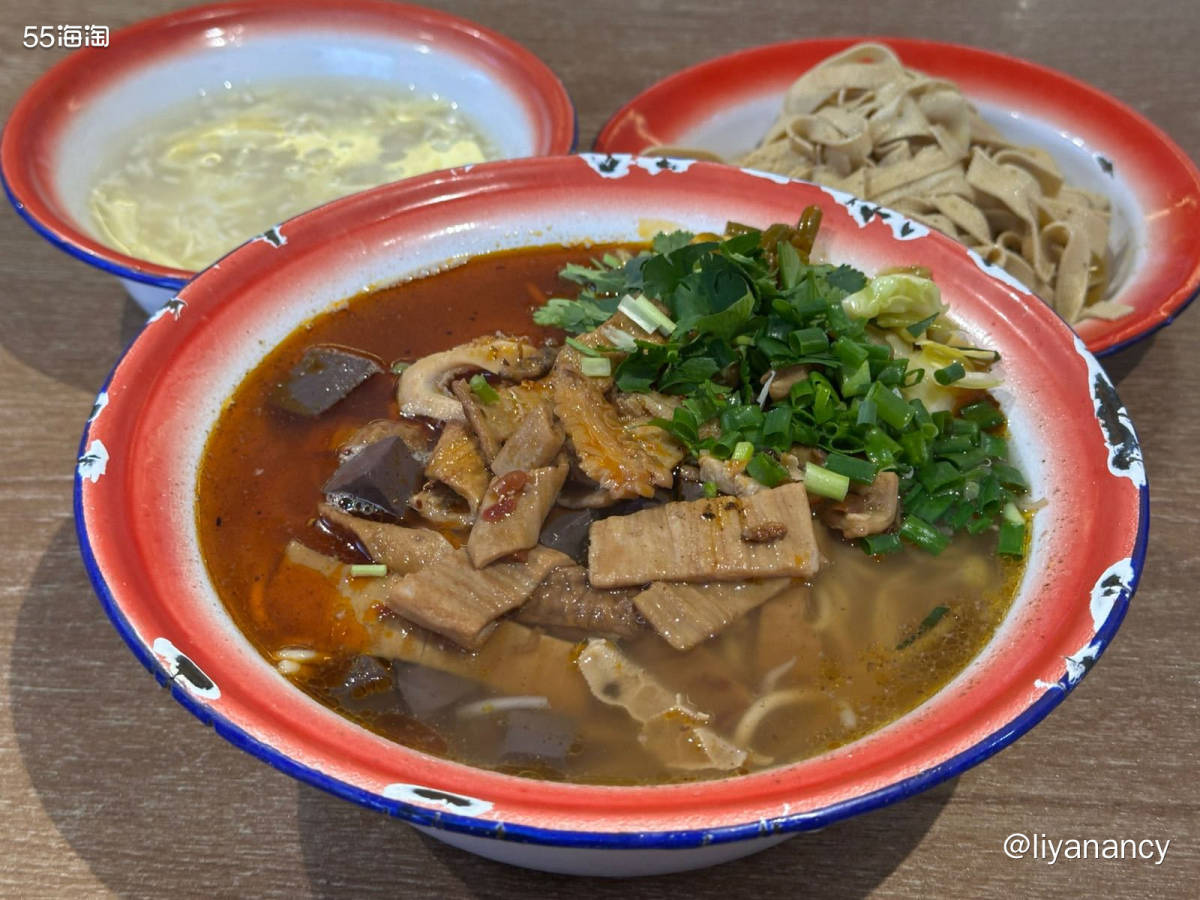 又来襄阳来了吃饭了，套餐很划算，一个牛杂面，一个卤豆皮，一个