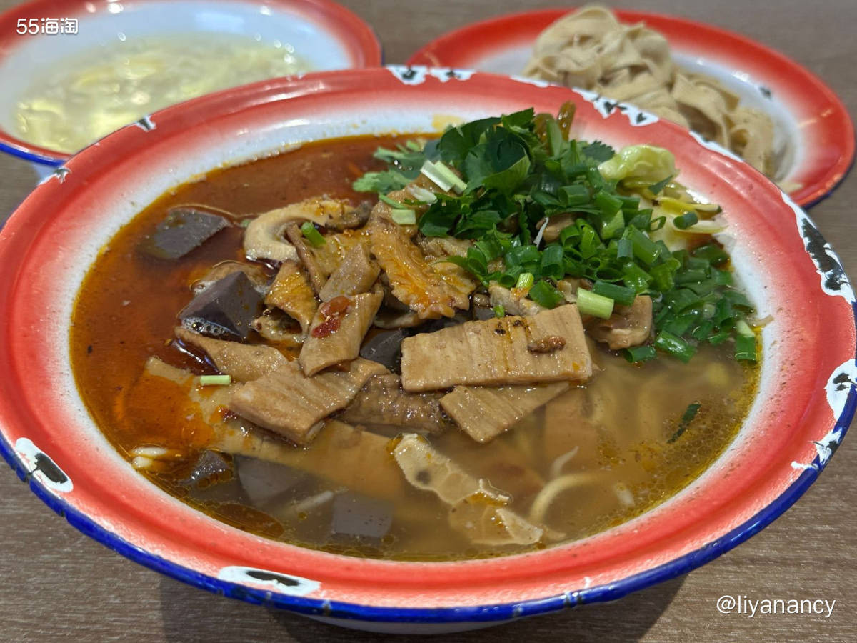 又来襄阳来了吃饭了，套餐很划算，一个牛杂面，一个卤豆皮，一个