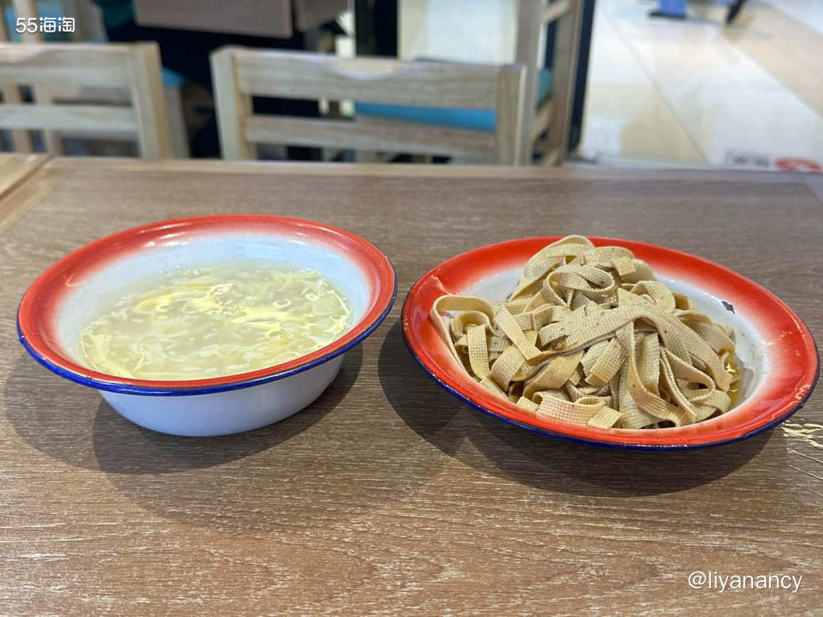 又来襄阳来了吃饭了，套餐很划算，一个牛杂面，一个卤豆皮，一个