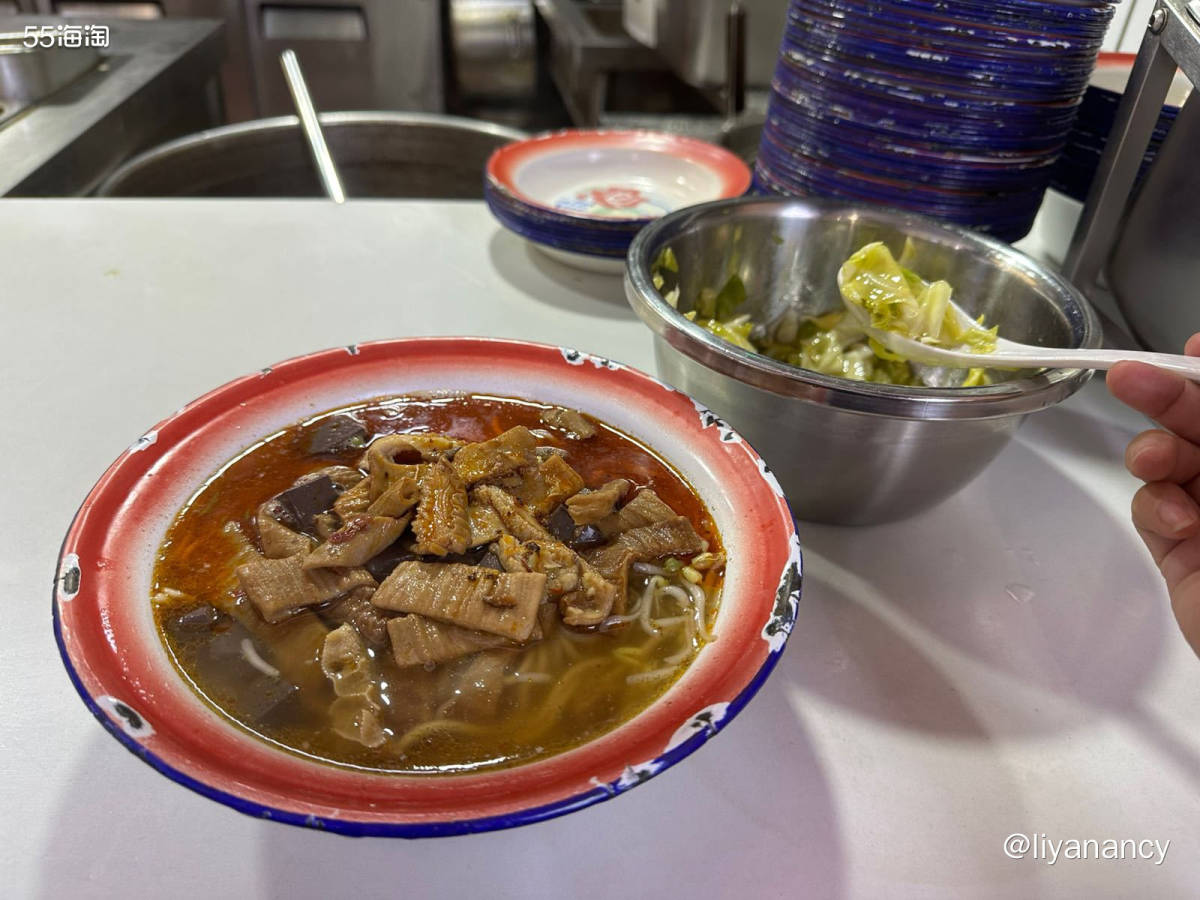 又来襄阳来了吃饭了，套餐很划算，一个牛杂面，一个卤豆皮，一个