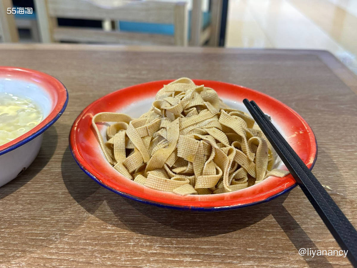 又来襄阳来了吃饭了，套餐很划算，一个牛杂面，一个卤豆皮，一个