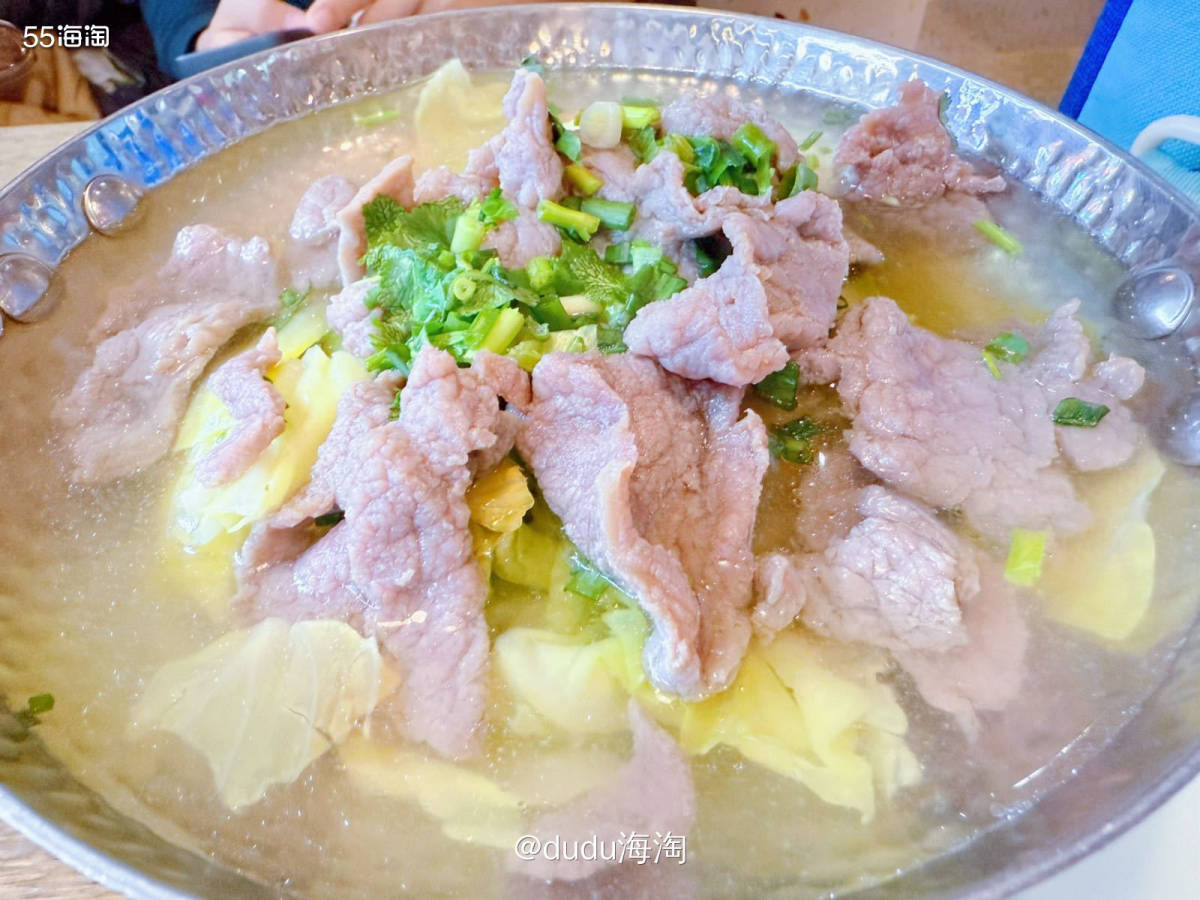 🌿昨天带娃出来玩就中午就在外面吃啦，选了一家跷脚牛肉店，没