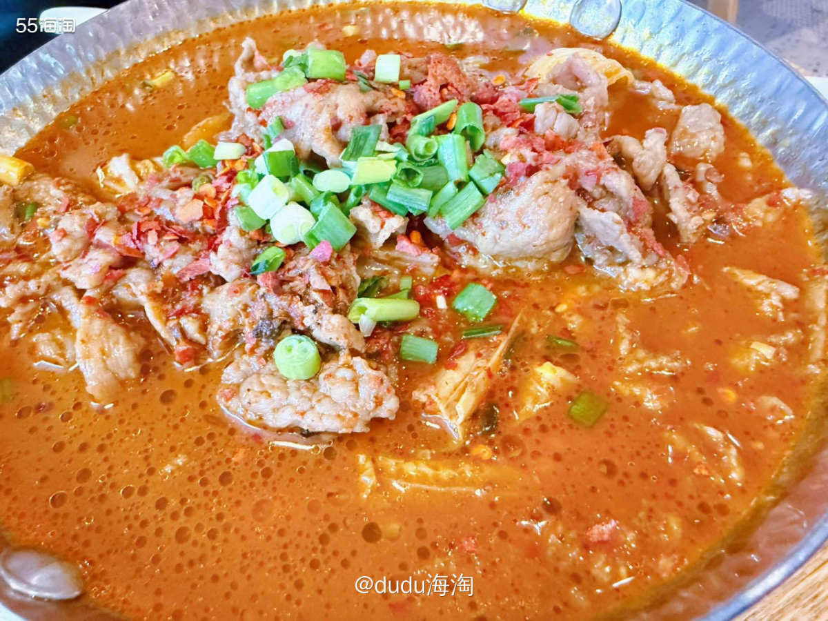 🌿昨天带娃出来玩就中午就在外面吃啦，选了一家跷脚牛肉店，没