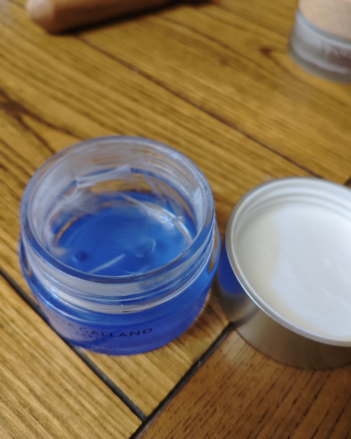 这段时间用空了两个面霜，两个质地和效果不太一样，但是两个我都