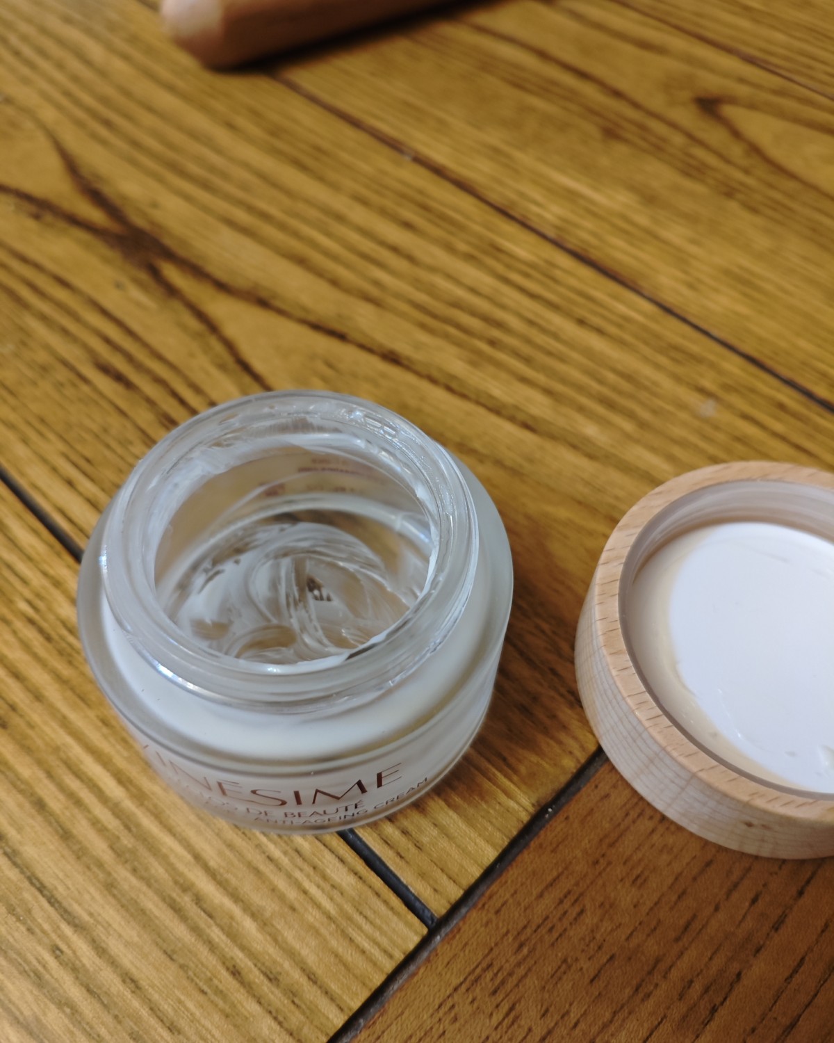 这段时间用空了两个面霜，两个质地和效果不太一样，但是两个我都