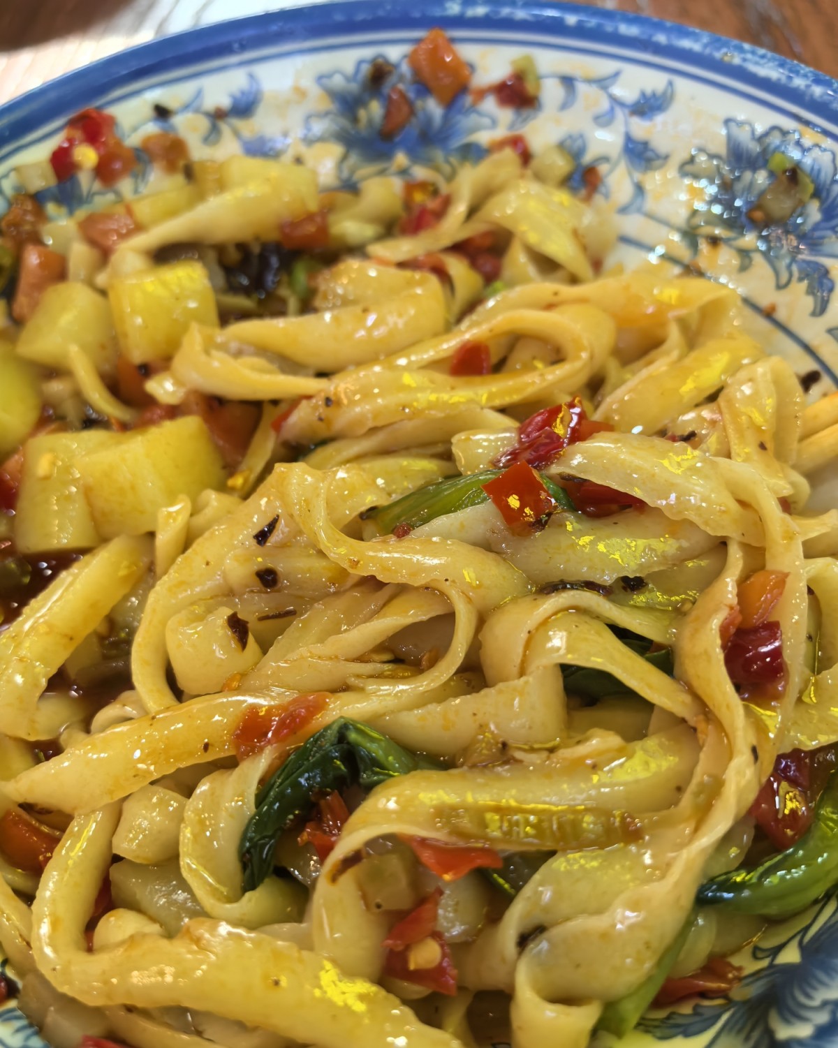 中午和同事下去吃饭。也不知道吃什么。 就去小吃城点了，这个刀