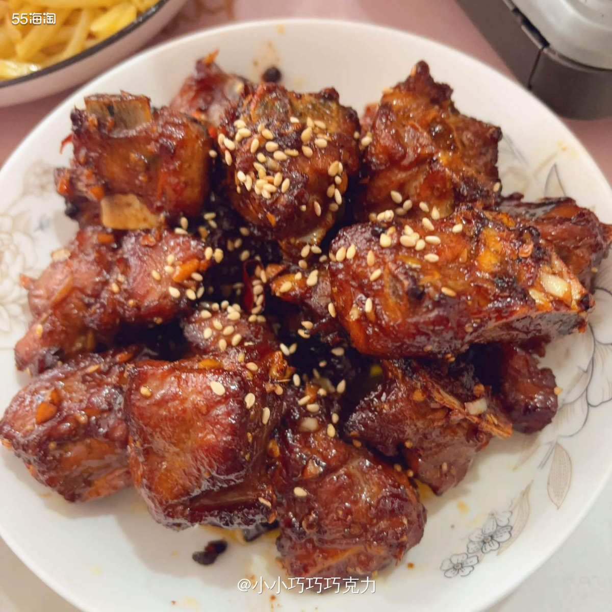 巧克力又来分享美食啦，这个是初次尝试的蒜香排骨，没想到还挺好