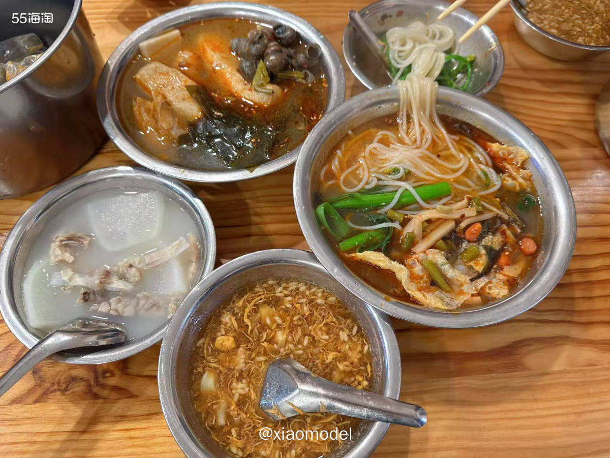 😀周末和朋友逛街，中午吃的牛肉串串，晚上吃的螺蛳粉。  �