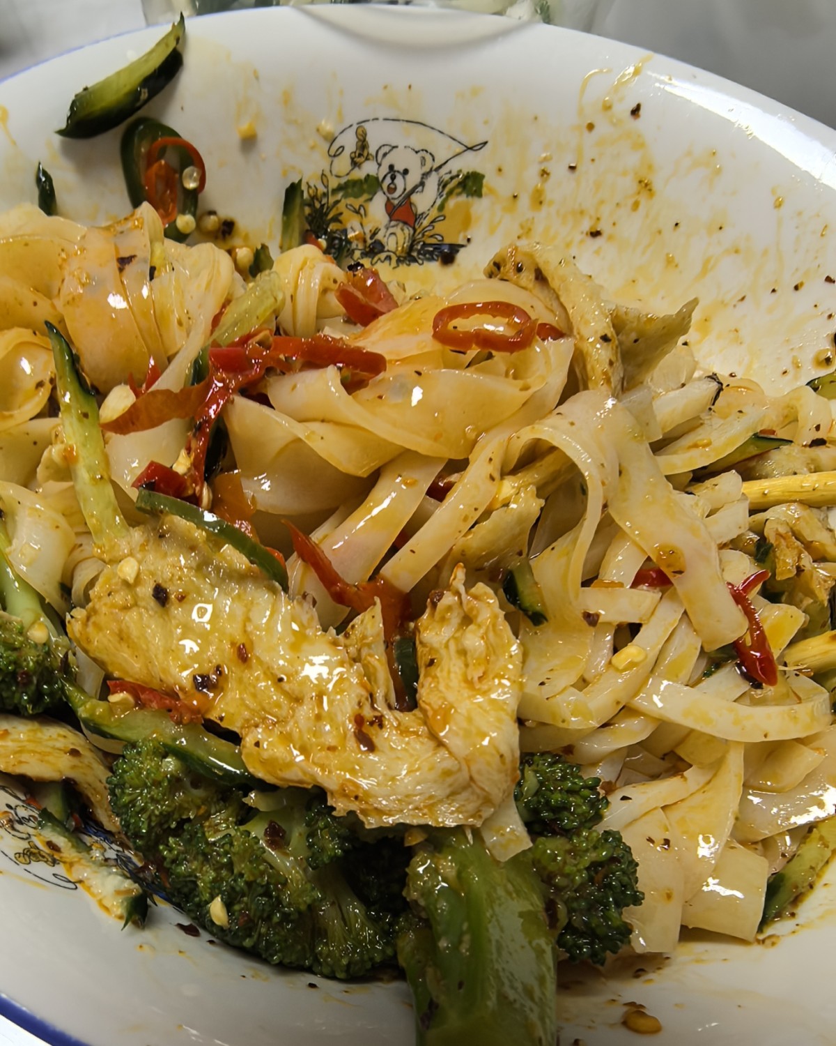 周末带娃出去逛，然后发现好久没吃过魏家凉皮了，打包了两份带回