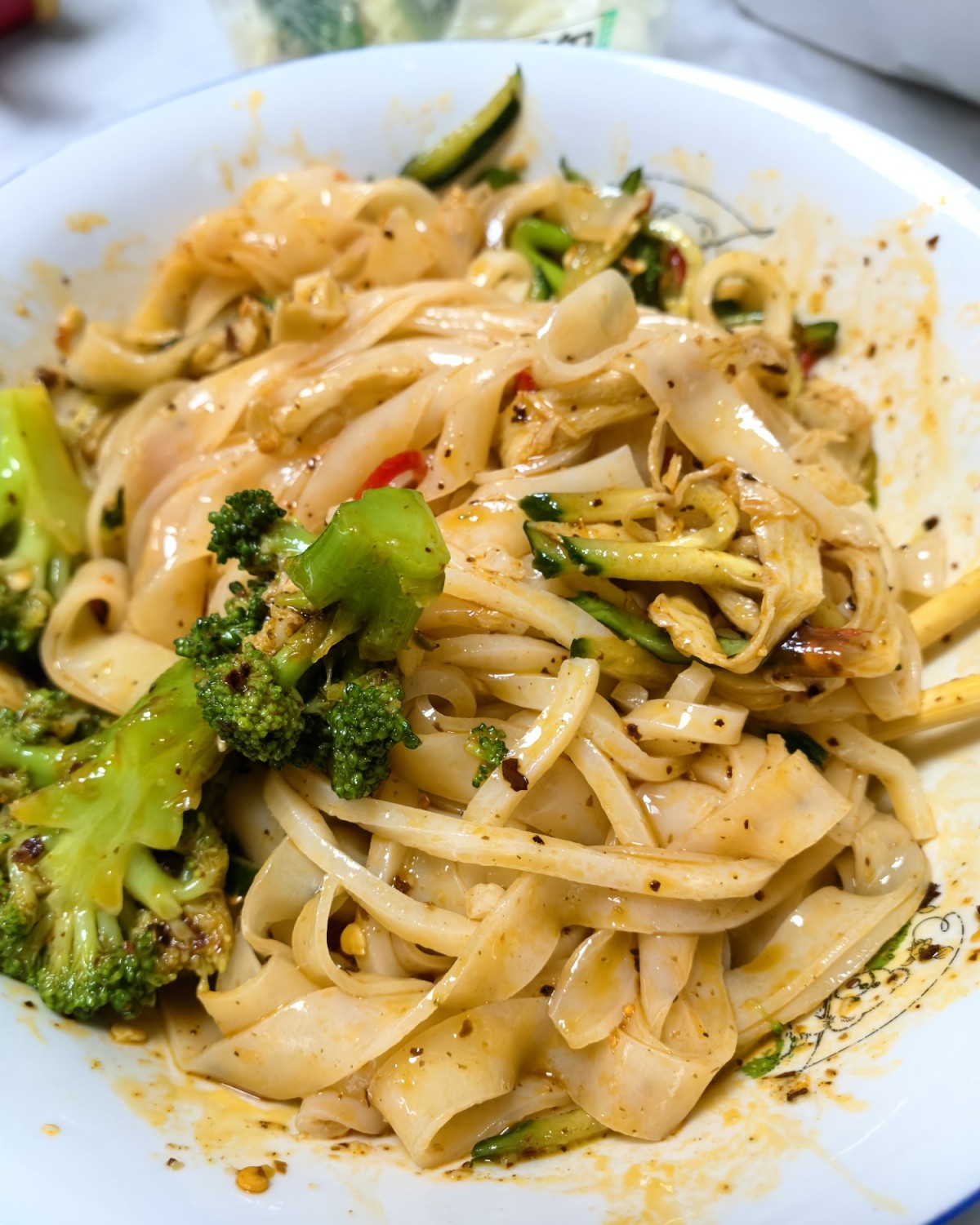 周末带娃出去逛，然后发现好久没吃过魏家凉皮了，打包了两份带回