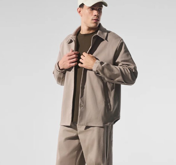 Alo yoga这件看起来很基础的夹克外套，看起来虽然平平无