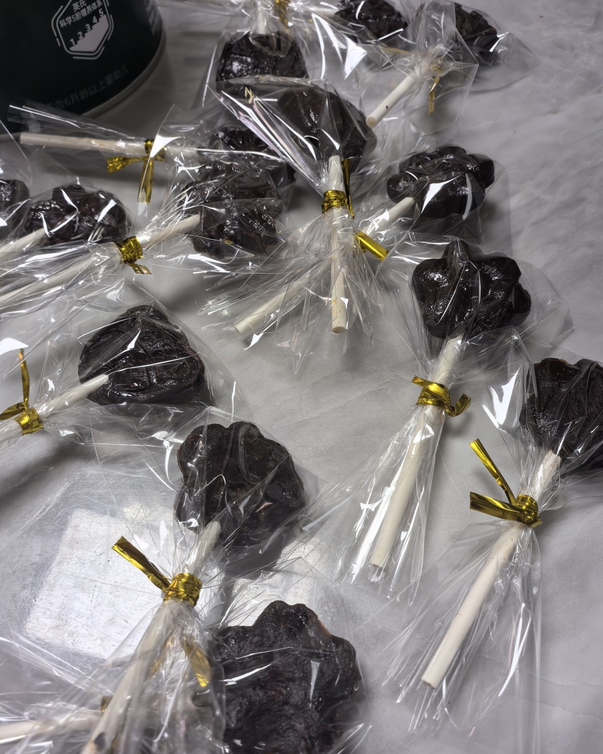 在网上刷到了自己做的山楂棒， 看了一下原材料，家里基本上都有