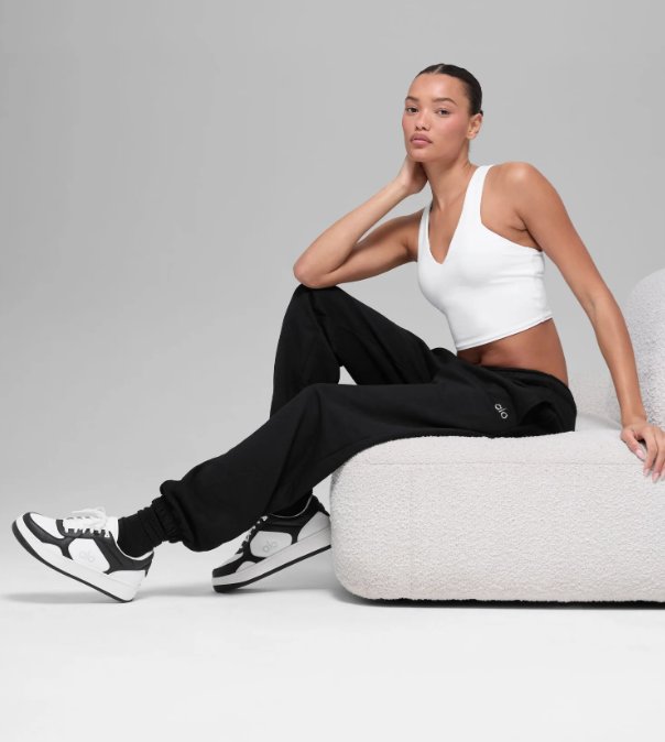 Alo Yoga不仅衣服好穿，他们家的鞋子也还不错，价格不算