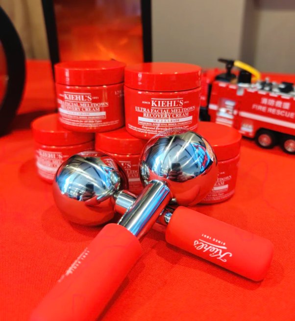 科颜氏居然赶在元旦之前，上新了！一改之前的白色外包装，这次走