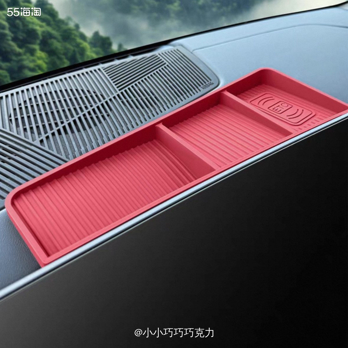 又是买的一个车上的小配件，车上显示屏后放东西老是滑来滑去，买