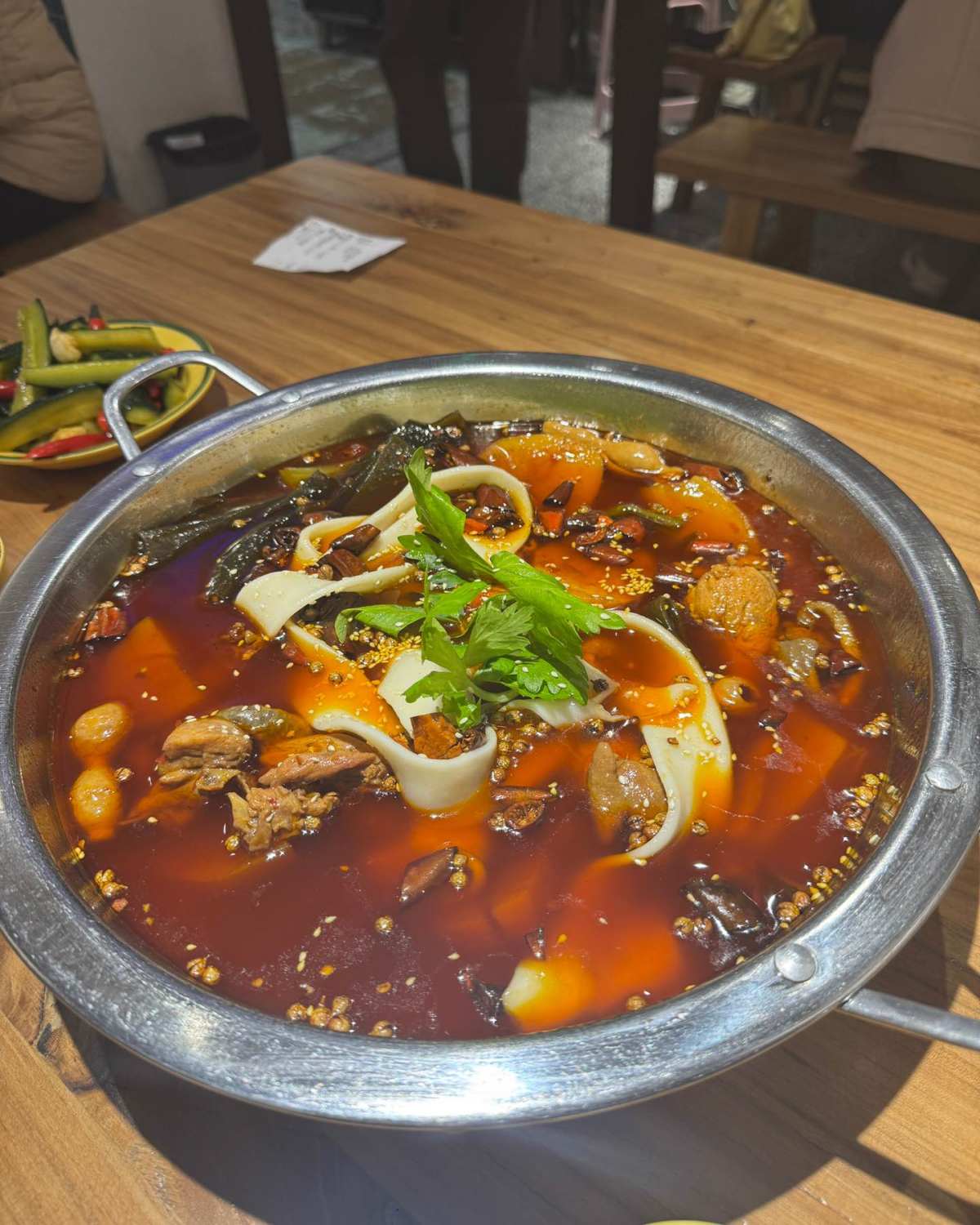 这次是跟着美食博主去打卡的一家肥肠鸡，弯弯绕绕的的进了一个小