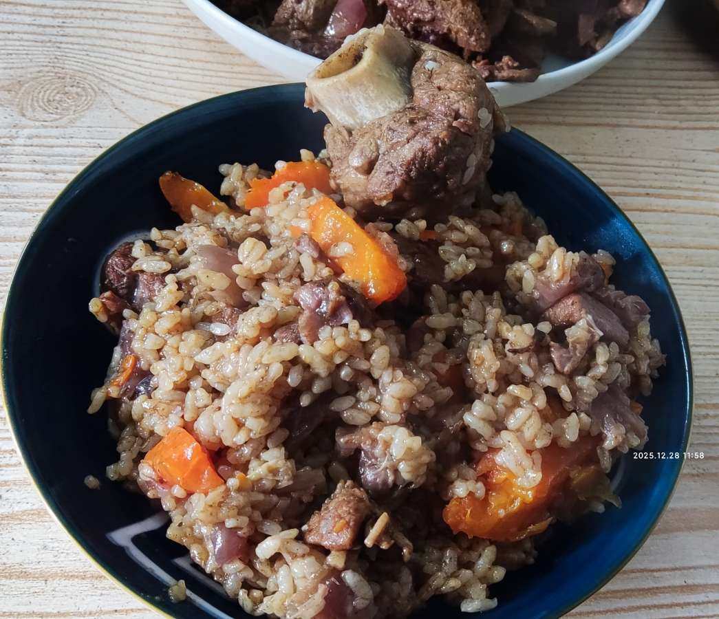 羊肉手抓饭 主要食材: - 羊肉：新疆本地的绵羊肉，如羊腿肉