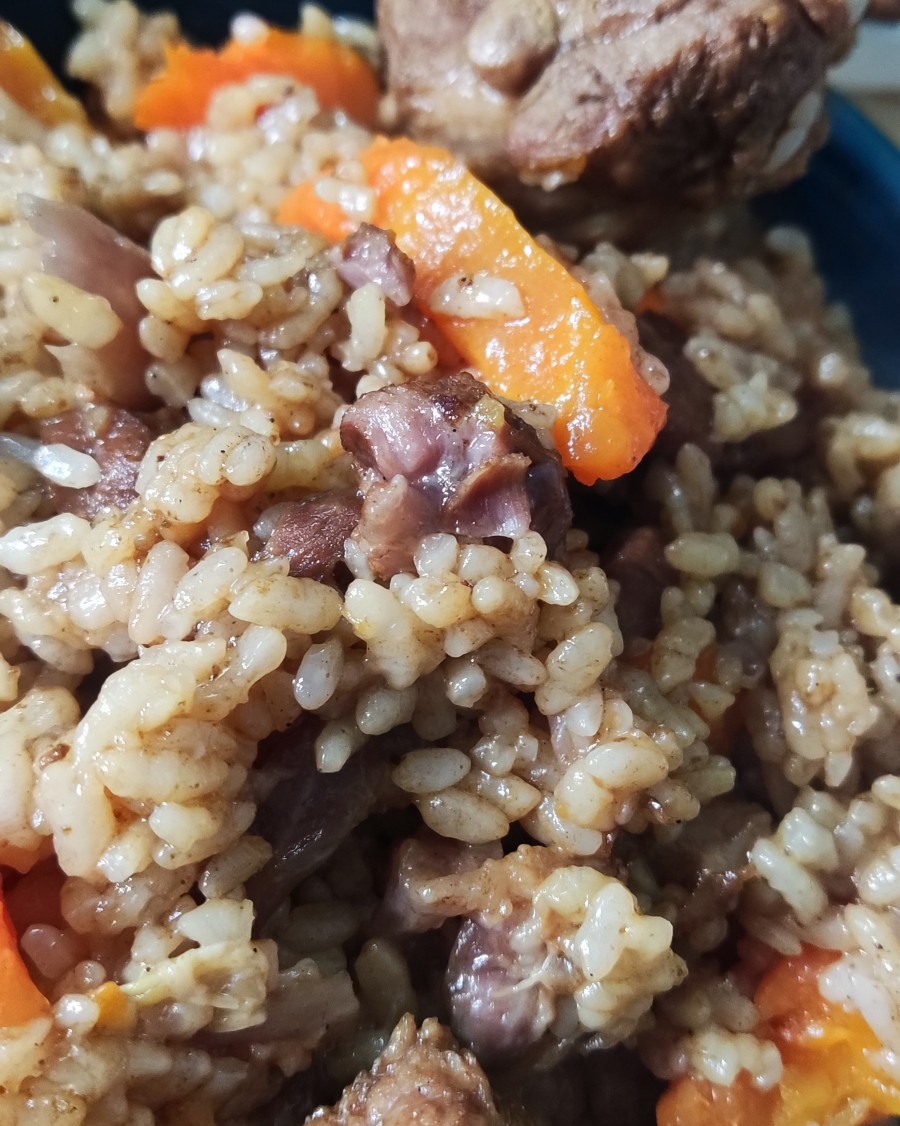 羊肉手抓饭 主要食材: - 羊肉：新疆本地的绵羊肉，如羊腿肉