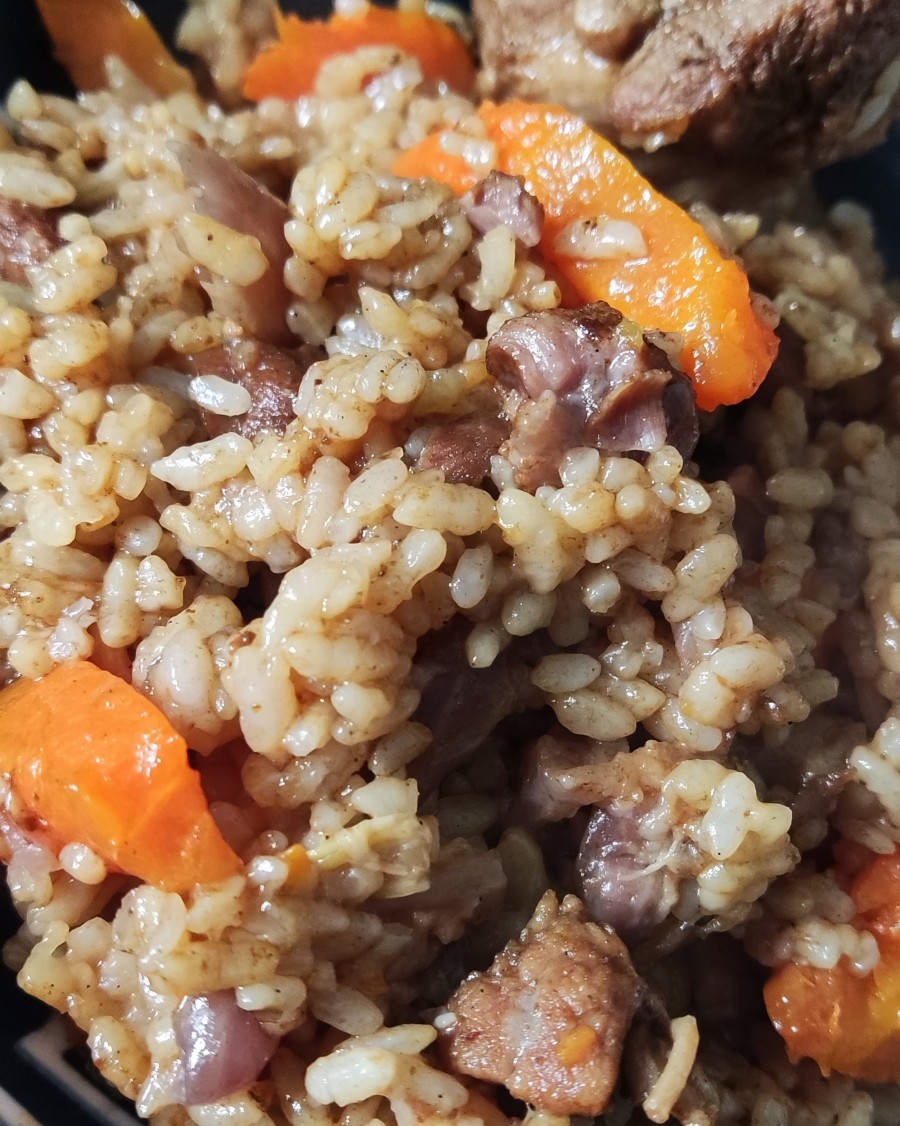 羊肉手抓饭 主要食材: - 羊肉：新疆本地的绵羊肉，如羊腿肉